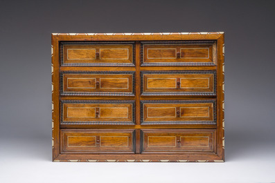 Een Antwerps tafelkabinet met palissanderfineer, ge&euml;boniseerd hout en inlegwerk van been, 17de eeuw