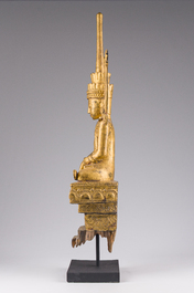 Een grote Birmaanse gelakte en vergulde houten Boeddha met glas ingelegd, 19de eeuw