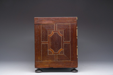 Een Antwerps tafelkabinet met schildpad- en palissanderfineer, ge&euml;boniseerd hout en inlegwerk van been, 17de eeuw