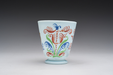 Een Franse 'Je vous aime' beker in polychroom gedecoreerd opalineglas in de stijl van Bernard Perrot (Orl&eacute;ans), gedateerd 1727