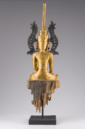 Een grote Birmaanse gelakte en vergulde houten Boeddha met glas ingelegd, 19de eeuw