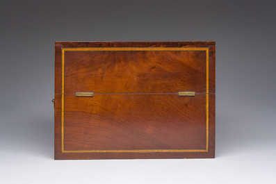 Een Franse mahoniehouten likeurkelder met vier geslepen kristallen flessen en acht glazen, 19de eeuw