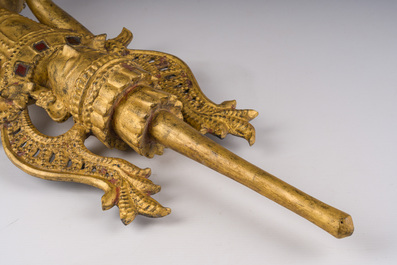 Een grote Birmaanse gelakte en vergulde houten Boeddha met glas ingelegd, 19de eeuw