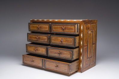 Een Antwerps tafelkabinet met palissanderfineer, ge&euml;boniseerd hout en inlegwerk van been, 17de eeuw