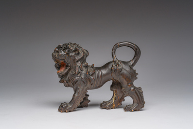 Een paar houten sculpturen van poedels en een leeuw, mogelijk Engeland, 18de/19de eeuw