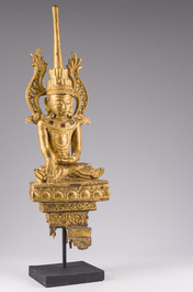 Een grote Birmaanse gelakte en vergulde houten Boeddha met glas ingelegd, 19de eeuw