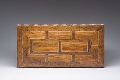 Een Antwerps tafelkabinet met palissanderfineer, ge&euml;boniseerd hout en inlegwerk van been, 17de eeuw