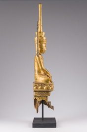 Een grote Birmaanse gelakte en vergulde houten Boeddha met glas ingelegd, 19de eeuw