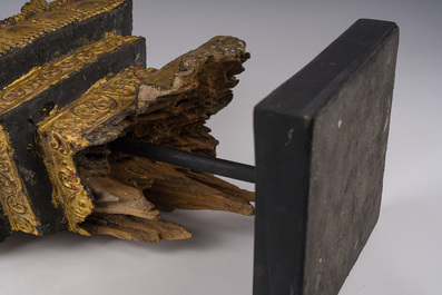 Een grote Birmaanse gelakte en vergulde houten Boeddha met glas ingelegd, 19de eeuw