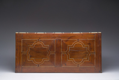 Een Antwerps tafelkabinet met schildpad- en palissanderfineer, ge&euml;boniseerd hout en inlegwerk van been, 17de eeuw