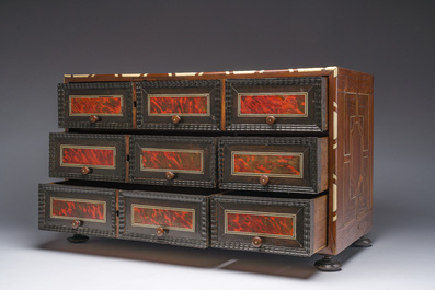 Een Antwerps tafelkabinet met schildpad- en palissanderfineer, ge&euml;boniseerd hout en inlegwerk van been, 17de eeuw