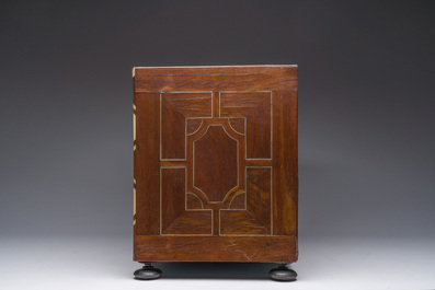 Een Antwerps tafelkabinet met schildpad- en palissanderfineer, ge&euml;boniseerd hout en inlegwerk van been, 17de eeuw