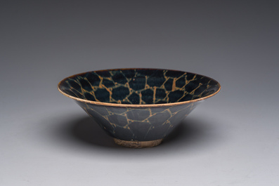 A Chinese Jian 'broken ice' bowl in Song style, 19th/20th C.