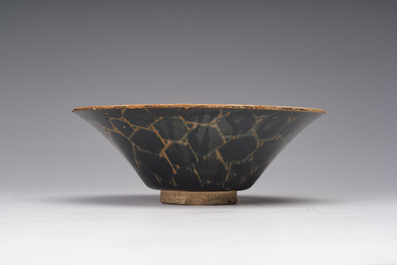 A Chinese Jian 'broken ice' bowl in Song style, 19th/20th C.