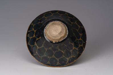 A Chinese Jian 'broken ice' bowl in Song style, 19th/20th C.