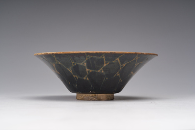 A Chinese Jian 'broken ice' bowl in Song style, 19th/20th C.
