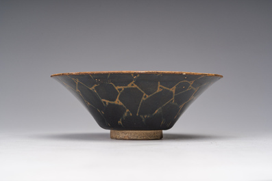 A Chinese Jian 'broken ice' bowl in Song style, 19th/20th C.