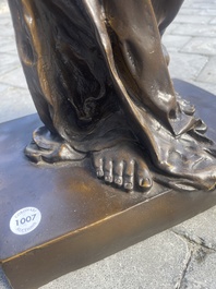 Louis Ernest Barrias (1841-1905): 'Le nature se d&eacute;voilant devant la science', bruingepatineerd brons, 20ste eeuw