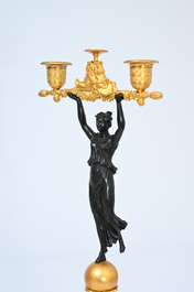 Een paar Franse deels verguld en gepatineerd bronzen kandelaars en een S&egrave;vres-stijl dekselvaas met floraal reli&euml;fdecor, 20ste eeuw