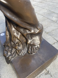 Louis Ernest Barrias (1841-1905): 'Le nature se d&eacute;voilant devant la science', bruingepatineerd brons, 20ste eeuw