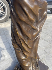 Louis Ernest Barrias (1841-1905): 'Le nature se d&eacute;voilant devant la science', bruingepatineerd brons, 20ste eeuw