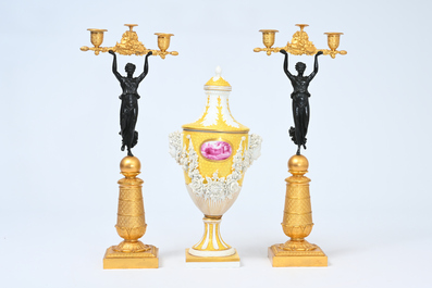 Een paar Franse deels verguld en gepatineerd bronzen kandelaars en een S&egrave;vres-stijl dekselvaas met floraal reli&euml;fdecor, 20ste eeuw