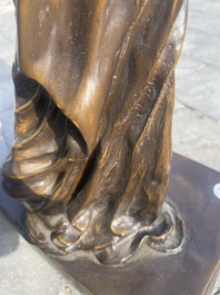 Louis Ernest Barrias (1841-1905): 'Le nature se d&eacute;voilant devant la science', bruingepatineerd brons, 20ste eeuw