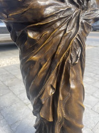 Louis Ernest Barrias (1841-1905): 'Le nature se d&eacute;voilant devant la science', bruingepatineerd brons, 20ste eeuw