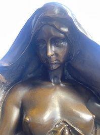 Louis Ernest Barrias (1841-1905): 'Le nature se d&eacute;voilant devant la science', bruingepatineerd brons, 20ste eeuw