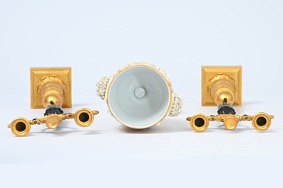 Een paar Franse deels verguld en gepatineerd bronzen kandelaars en een S&egrave;vres-stijl dekselvaas met floraal reli&euml;fdecor, 20ste eeuw