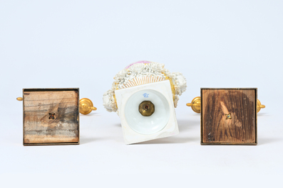 Een paar Franse deels verguld en gepatineerd bronzen kandelaars en een S&egrave;vres-stijl dekselvaas met floraal reli&euml;fdecor, 20ste eeuw