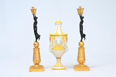 Een paar Franse deels verguld en gepatineerd bronzen kandelaars en een S&egrave;vres-stijl dekselvaas met floraal reli&euml;fdecor, 20ste eeuw