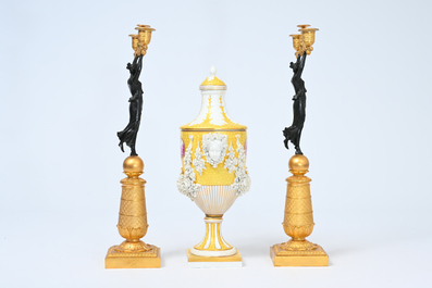 Een paar Franse deels verguld en gepatineerd bronzen kandelaars en een S&egrave;vres-stijl dekselvaas met floraal reli&euml;fdecor, 20ste eeuw