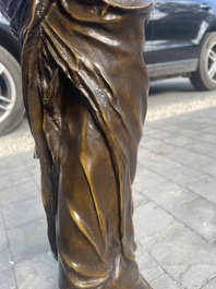 Louis Ernest Barrias (1841-1905): 'Le nature se d&eacute;voilant devant la science', bruingepatineerd brons, 20ste eeuw