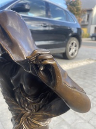 Louis Ernest Barrias (1841-1905): 'Le nature se d&eacute;voilant devant la science', bruingepatineerd brons, 20ste eeuw