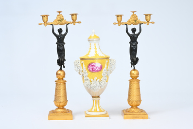 Een paar Franse deels verguld en gepatineerd bronzen kandelaars en een S&egrave;vres-stijl dekselvaas met floraal reli&euml;fdecor, 20ste eeuw