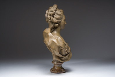 Franse school, navolger van Felix Lecomte (1737-1817): Buste van Marie Antoinette, gepatineerd terracotta op marmeren voet, ca. 1900