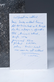 Ir&eacute;n&eacute;e Duriez (1950): 'Annemie zittend', bruingepatineerd brons op een tapse marmeren sokkel, ed. 5/8