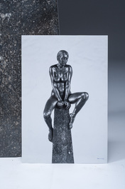 Ir&eacute;n&eacute;e Duriez (1950): 'Annemie zittend', bruingepatineerd brons op een tapse marmeren sokkel, ed. 5/8