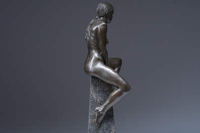 Ir&eacute;n&eacute;e Duriez (1950): 'Annemie zittend', bruingepatineerd brons op een tapse marmeren sokkel, ed. 5/8