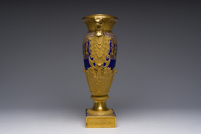 A fine French Empire vase with refined gilt design on a cobalt blue ground, Paris, early 19th C.