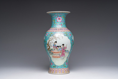Een Chinese famille rose balustervaas met dames die zich ontspannen in een paleistuin, Qianlong merk, 20ste eeuw
