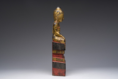 Een deels verguld houten figuur van de zittende Boeddha, Birma, 19de eeuw