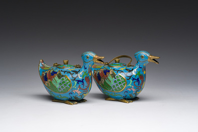 Een paar Chinese cloisonn&eacute; kannen in de vorm van eenden, 19de/20ste eeuw