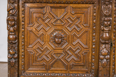 Een Vlaamse eikenhouten vierdeurskast, 17de eeuw