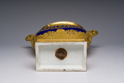 A fine French Empire vase with refined gilt design on a cobalt blue ground, Paris, early 19th C.