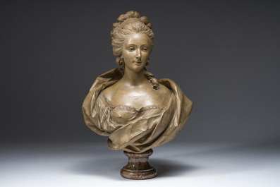 Franse school, navolger van Felix Lecomte (1737-1817): Buste van Marie Antoinette, gepatineerd terracotta op marmeren voet, ca. 1900