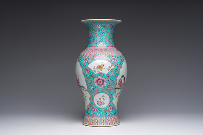 Een Chinese famille rose balustervaas met dames die zich ontspannen in een paleistuin, Qianlong merk, 20ste eeuw