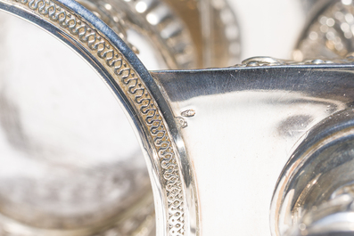 Een Antwerps zilveren Empire olie-en azijnstel met geslepen kristallen karaffen, 833/000, gedateerd 1814-1831