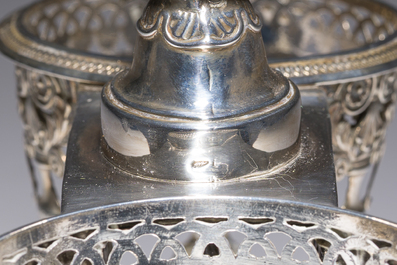 Een Antwerps zilveren Empire olie-en azijnstel met geslepen kristallen karaffen, 833/000, gedateerd 1814-1831